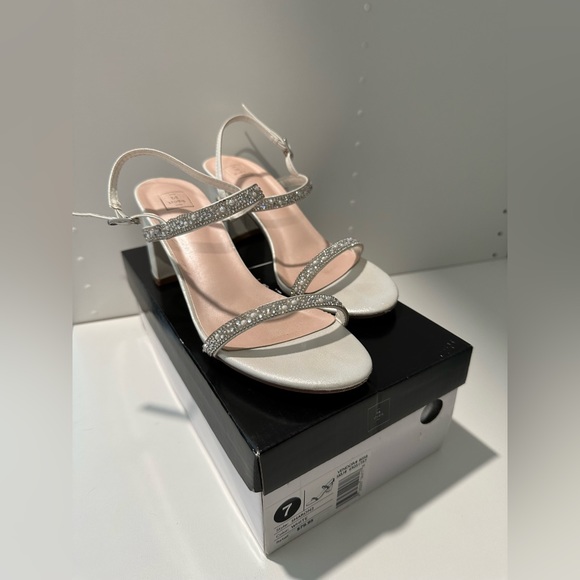 David’s Bridal Wedding Shoes (Size 7) - Picture 4 of 5